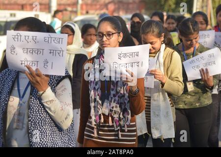 Ajmer, India. 30th Gen 2020. Un gran numero di manifestanti, tra cui bambini, donne e attivisti sociali, si sono riuniti per mostrare la loro rabbia contro il Citizenship Emendment Act 2019 (CAA), il National Population Register (NPR) e il National Register of Citizens (NRC) di Ajmer, Rajasthan, India (Photo by Shaukat Ahmed/Pacific Press Agency/Alamy Live News) Foto Stock