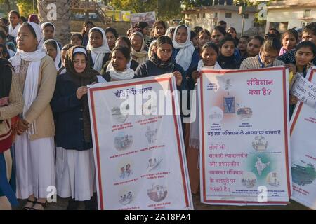 Ajmer, India. 30th Gen 2020. Un gran numero di manifestanti, tra cui bambini, donne e attivisti sociali, si sono riuniti per mostrare la loro rabbia contro il Citizenship Emendment Act 2019 (CAA), il National Population Register (NPR) e il National Register of Citizens (NRC) di Ajmer, Rajasthan, India (Photo by Shaukat Ahmed/Pacific Press Agency/Alamy Live News) Foto Stock