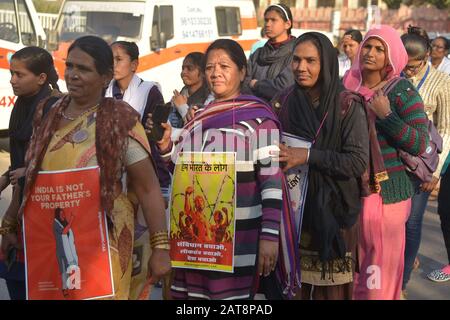 Ajmer, India. 30th Gen 2020. Un gran numero di manifestanti, tra cui bambini, donne e attivisti sociali, si sono riuniti per mostrare la loro rabbia contro il Citizenship Emendment Act 2019 (CAA), il National Population Register (NPR) e il National Register of Citizens (NRC) di Ajmer, Rajasthan, India (Photo by Shaukat Ahmed/Pacific Press Agency/Alamy Live News) Foto Stock