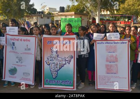 Ajmer, India. 30th Gen 2020. Un gran numero di manifestanti, tra cui bambini, donne e attivisti sociali, si sono riuniti per mostrare la loro rabbia contro il Citizenship Emendment Act 2019 (CAA), il National Population Register (NPR) e il National Register of Citizens (NRC) di Ajmer, Rajasthan, India (Photo by Shaukat Ahmed/Pacific Press Agency/Alamy Live News) Foto Stock