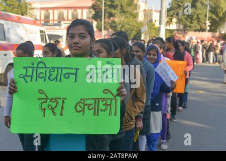 Ajmer, India. 30th Gen 2020. Un gran numero di manifestanti, tra cui bambini, donne e attivisti sociali, si sono riuniti per mostrare la loro rabbia contro il Citizenship Emendment Act 2019 (CAA), il National Population Register (NPR) e il National Register of Citizens (NRC) di Ajmer, Rajasthan, India (Photo by Shaukat Ahmed/Pacific Press Agency/Alamy Live News) Foto Stock