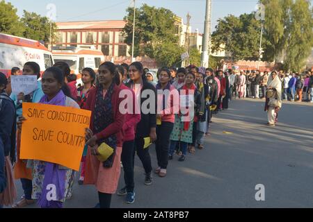 Ajmer, India. 30th Gen 2020. Un gran numero di manifestanti, tra cui bambini, donne e attivisti sociali, si sono riuniti per mostrare la loro rabbia contro il Citizenship Emendment Act 2019 (CAA), il National Population Register (NPR) e il National Register of Citizens (NRC) di Ajmer, Rajasthan, India (Photo by Shaukat Ahmed/Pacific Press Agency/Alamy Live News) Foto Stock