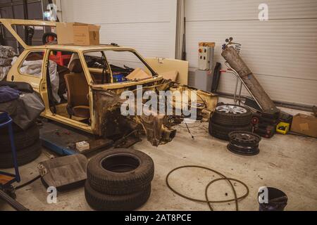 in un garage c'è un vecchio relitto disassemblato da restaurare Foto Stock