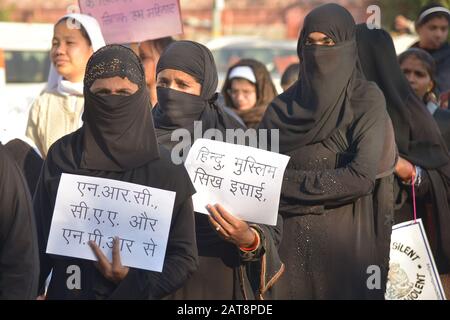 Ajmer, India. 30th Gen 2020. Un gran numero di manifestanti, tra cui bambini, donne e attivisti sociali, si sono riuniti per mostrare la loro rabbia contro il Citizenship Emendment Act 2019 (CAA), il National Population Register (NPR) e il National Register of Citizens (NRC) di Ajmer, Rajasthan, India (Photo by Shaukat Ahmed/Pacific Press Agency/Alamy Live News) Foto Stock