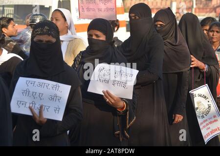 Ajmer, India. 30th Gen 2020. Un gran numero di manifestanti, tra cui bambini, donne e attivisti sociali, si sono riuniti per mostrare la loro rabbia contro il Citizenship Emendment Act 2019 (CAA), il National Population Register (NPR) e il National Register of Citizens (NRC) di Ajmer, Rajasthan, India (Photo by Shaukat Ahmed/Pacific Press Agency/Alamy Live News) Foto Stock