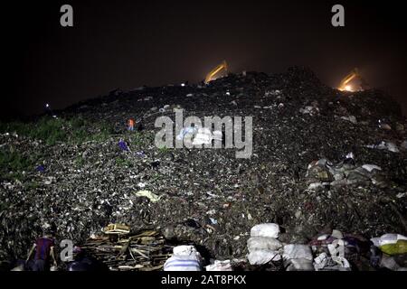 Jakarta, jakarta, Indonesia. 23rd marzo 2017. Enorme mucchio di rifiuti a Bantar Gebang. Una delle più grandi discariche del mondo è Bantar Gebang e copre 110 ettari con circa 39 milioni di tonnellate di rifiuti. Almeno 6.500 - 7000 tonnellate di rifiuti provenienti dai cittadini sono oggetto di dumping a Bantar Gebang. Credit: Edy Susanto/Sopa Images/Zuma Wire/Alamy Live News Foto Stock