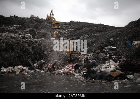 Jakarta, jakarta, Indonesia. 23rd marzo 2017. Enorme mucchio di rifiuti a Bantar Gebang. Una delle più grandi discariche del mondo è Bantar Gebang e copre 110 ettari con circa 39 milioni di tonnellate di rifiuti. Almeno 6.500 - 7000 tonnellate di rifiuti provenienti dai cittadini sono oggetto di dumping a Bantar Gebang. Credit: Edy Susanto/Sopa Images/Zuma Wire/Alamy Live News Foto Stock