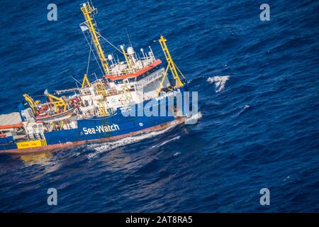 Nave di salvataggio Sea Watch 3 visto dalla ricerca e salvataggio di Moonbird. Il Moonbird è gestito dalla carità tedesca Sea Watch, e corre circa 100 missioni in aereo all'anno. Più di 19.000 persone sono annegate nel Mar Mediterraneo dal 2014, e la rotta nel Mediterraneo centrale è la più letale al mondo. Foto Stock