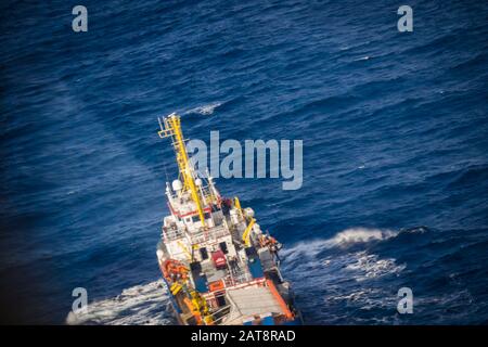 Nave di salvataggio Sea Watch 3 visto dalla ricerca e salvataggio di Moonbird. Il Moonbird è gestito dalla carità tedesca Sea Watch, e corre circa 100 missioni in aereo all'anno. Più di 19.000 persone sono annegate nel Mar Mediterraneo dal 2014, e la rotta nel Mediterraneo centrale è la più letale al mondo. Foto Stock