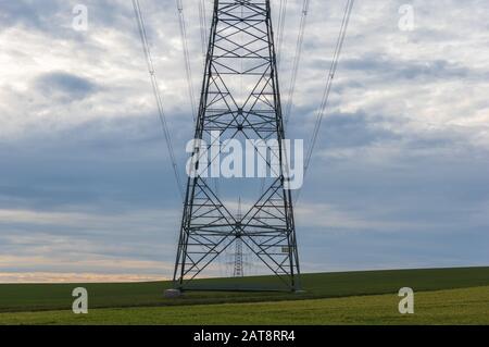 torre di trasmissione di potenza su sfondo di cielo nuvoloso Foto Stock