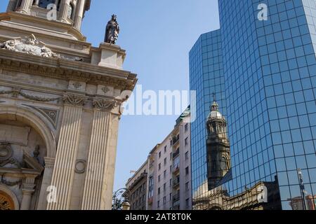 La Cattedrale Metropolitana di Santiago, situata nella Plaza de Armas della città, si riflette in un edificio di vetro. Regione Metropolitana Di Santiago. Cile. Foto Stock