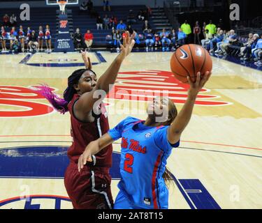 30 gennaio 2020: OLE' Miss Guard, Mimi Reid (2), guida al cerchio contro South Carolina in avanti, Aliyah Boston (4), durante la partita di basket femminile NCAA tra il South Carolina Lady Gamecocks e i Ribelli Ole' Miss Lady al Pavillion di Oxford, MS. Kevin Langley/Sports South Media/Csm Foto Stock