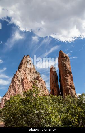 Le gigantesche rocce rosse si spingono in un bellissimo cielo blu a Garden of the Gods, negli Stati Uniti di Colorado Springs Foto Stock