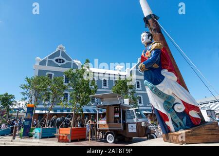 Navi Figurehead di fronte al African Trading Post edificio sul V&A Waterfront, Città del Capo, Sud Africa Foto Stock