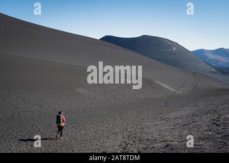 Donna che sale al cratere di Natale nel vulcano Lonquimay. Malalcahuello-Nalcas Riserva Nazionale. Regione di Araucania. Cile. Foto Stock