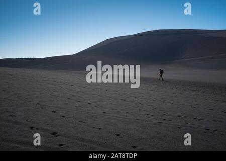 Donna che sale al cratere di Natale nel vulcano Lonquimay. Malalcahuello-Nalcas Riserva Nazionale. Regione di Araucania. Cile. Foto Stock