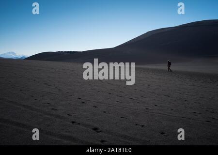 Donna che sale al cratere di Natale nel vulcano Lonquimay. Malalcahuello-Nalcas Riserva Nazionale. Regione di Araucania. Cile. Foto Stock