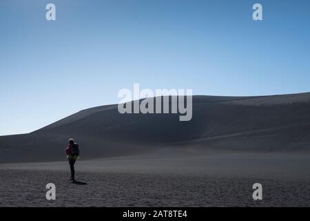 Donna che sale al cratere di Natale nel vulcano Lonquimay. Malalcahuello-Nalcas Riserva Nazionale. Regione di Araucania. Cile. Foto Stock