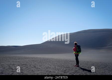 Donna che sale al cratere di Natale nel vulcano Lonquimay. Malalcahuello-Nalcas Riserva Nazionale. Regione di Araucania. Cile. Foto Stock