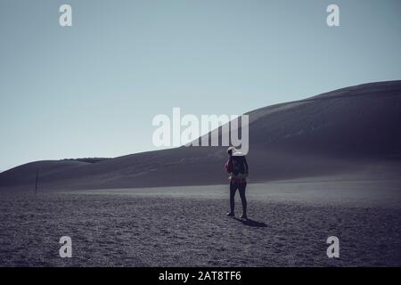 Donna che sale al cratere di Natale nel vulcano Lonquimay. Malalcahuello-Nalcas Riserva Nazionale. Regione di Araucania. Cile. Foto Stock
