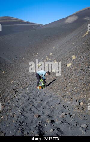 Donna che sale al cratere di Natale nel vulcano Lonquimay. Malalcahuello-Nalcas Riserva Nazionale. Regione di Araucania. Cile. Foto Stock