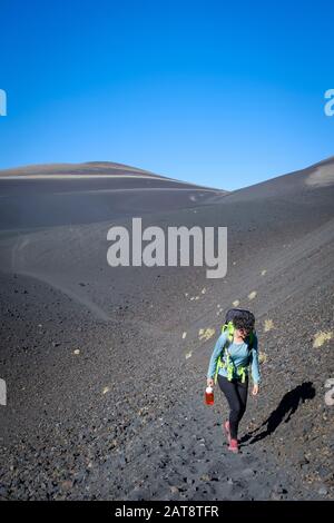 Donna che sale al cratere di Natale nel vulcano Lonquimay. Malalcahuello-Nalcas Riserva Nazionale. Regione di Araucania. Cile. Foto Stock