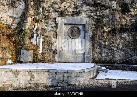 Un monumento del Principe Franz 1 (1853-1938) del Liechtenstein è stato costruito in una parete rocciosa vicino al Castello reale di Vaduz, Liechtenstein Foto Stock