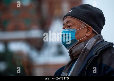 Mosca, Russia. 31st di gennaio, 2020 un turista che indossa una maschera medica sulla Piazza Rossa a Mosca, Russia Foto Stock