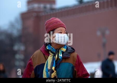 Mosca, Russia. 31st di gennaio, 2020 un turista che indossa una maschera medica sulla Piazza Rossa a Mosca, Russia Foto Stock