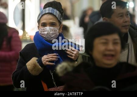 Mosca, Russia. 31st di Gennaio, 2020 un turista che indossa una maschera medica nel centro commerciale GUM Central Shopping Mall sulla Piazza Rossa a Mosca, Russia Foto Stock