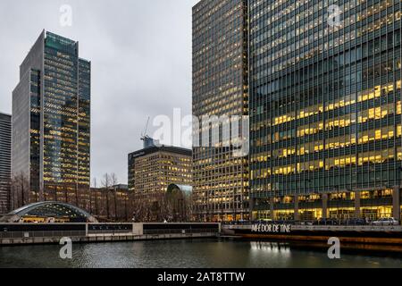 Mi-e Dor De Tine di Daisler Association presso Reuters Plaza. 2020 Winter Lights Festival a Canary Wharf, Londra, Inghilterra. Foto Stock