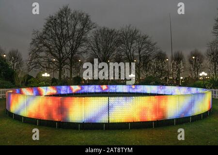 'Lactolight', realizzato da Lactolight in 7.344 bottiglie di latte in plastica riciclata. 2020 Winter Lights Festival a Canary Wharf, Londra, Inghilterra. Foto Stock