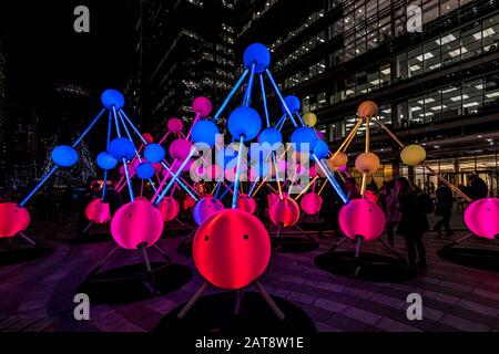 Scultura leggera "Affinity" di Amigo & Amigo e S1T2, a Montgomery Square. 2020 Winter Lights Festival a Canary Wharf, Londra, Inghilterra. Foto Stock