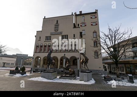 Il municipio (Rathaus) nella strada principale di Stadtle in Vaduz, Liechtenstein Vaduz, la capitale del Liechtenstein, si trova sul fiume Reno scommessa coperta Foto Stock
