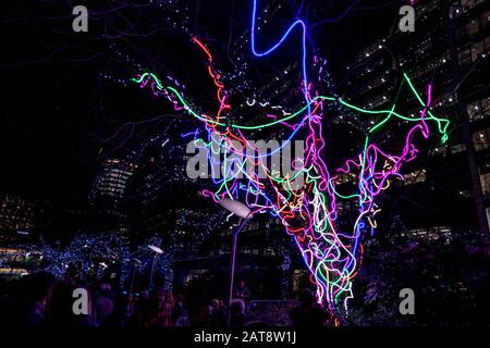 Neon Tree By Hawthorn, Al Canada Square Park. 2020 Winter Lights Festival a Canary Wharf, Londra, Inghilterra. Foto Stock