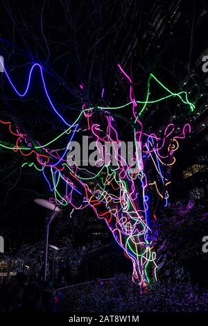 Neon Tree By Hawthorn, Al Canada Square Park. 2020 Winter Lights Festival a Canary Wharf, Londra, Inghilterra. Foto Stock