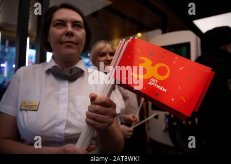 Mosca, Russia. 31st di gennaio, 2020 i lavoratori di McDonald's aiutano i visitatori a fare un ordine all'interno del primo ristorante McDonald's in Russia, in Piazza Pushkin di Mosca, il giorno della celebrazione del 30th anniversario dell'apertura del primo ristorante della società in Unione Sovietica. Il giorno di apertura del primo ristorante fast food in URSS, McDonald's, vicino alla stazione della metropolitana Pushkinskaya, il 31 gennaio 1990, i visitatori hanno dovuto stare in piedi per diverse ore Foto Stock