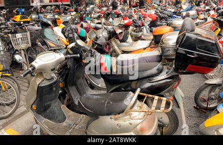 Un enorme numero di scooter parcheggiati in strada a Shanghai, Foto Stock