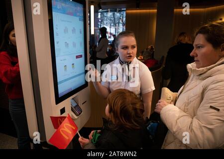 Mosca, Russia. 31st di gennaio, 2020 i lavoratori di McDonald's aiutano i visitatori a fare un ordine all'interno del primo ristorante McDonald's in Russia, in Piazza Pushkin di Mosca, il giorno della celebrazione del 30th anniversario dell'apertura del primo ristorante della società in Unione Sovietica. Il giorno di apertura del primo ristorante fast food in URSS, McDonald's, vicino alla stazione della metropolitana Pushkinskaya, il 31 gennaio 1990, i visitatori hanno dovuto stare in piedi per diverse ore Foto Stock