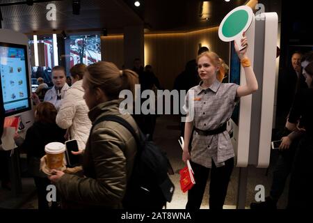 Mosca, Russia. 31st di gennaio, 2020 i lavoratori di McDonald's aiutano i visitatori a fare un ordine all'interno del primo ristorante McDonald's in Russia, in Piazza Pushkin di Mosca, il giorno della celebrazione del 30th anniversario dell'apertura del primo ristorante della società in Unione Sovietica. Il giorno di apertura del primo ristorante fast food in URSS, McDonald's, vicino alla stazione della metropolitana Pushkinskaya, il 31 gennaio 1990, i visitatori hanno dovuto stare in piedi per diverse ore Foto Stock