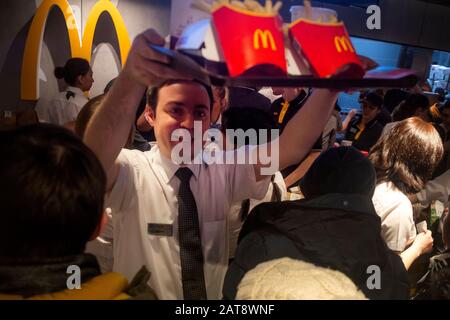 Mosca, Russia. 31st di gennaio, 2020 i lavoratori di McDonald's aiutano i visitatori a fare un ordine all'interno del primo ristorante McDonald's in Russia, in Piazza Pushkin di Mosca, il giorno della celebrazione del 30th anniversario dell'apertura del primo ristorante della società in Unione Sovietica. Il giorno di apertura del primo ristorante fast food in URSS, McDonald's, vicino alla stazione della metropolitana Pushkinskaya, il 31 gennaio 1990, i visitatori hanno dovuto stare in piedi per diverse ore Foto Stock