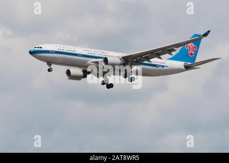 Londra, Regno Unito - 03 agosto 2013 - China Southern Airlines atterra all'aeroporto di Heathrow Foto Stock