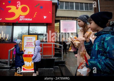 Mosca, Russia. 31st di gennaio, 2020 il popolo russo si trova vicino all'ingresso del ristorante McDonald's nel giorno della celebrazione del 30th anniversario dell'apertura del primo ristorante dell'Unione Sovietica Foto Stock