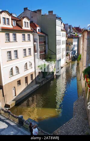 Vista della Piccola Venezia di Praga con il suo canale stretto e le graziose case contro il vibrante cielo blu al mattino. Praga, Repubblica Di Chezh Foto Stock