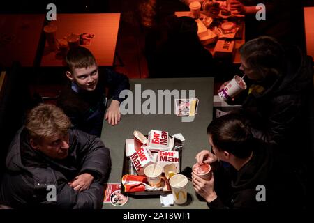 Mosca, Russia. 31st di gennaio, 2020 la famiglia russa mangia fast food nel ristorante McDonald's su piazza Pushkin a Mosca, Russia Foto Stock