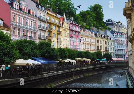 Canal nel centro della città con belle case colorate contro il cielo blu nel giorno Karlovy Vary, Chezh Repubblica Foto Stock