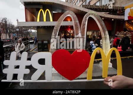 Mosca, Russia. 31st di gennaio, 2020 Vista dell'ingresso al ristorante McDonald's il giorno della celebrazione del 30th anniversario dell'apertura del primo ristorante dell'Unione Sovietica Foto Stock