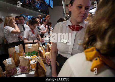 Mosca, Russia. 31st di gennaio, 2020 i lavoratori di McDonald's preparano il cibo per i visitatori all'interno del primo ristorante McDonald's in Russia, sulla Piazza Pushkin di Mosca, il giorno della celebrazione del 30th anniversario dell'apertura del primo ristorante della società in Unione Sovietica. Il giorno di apertura del primo ristorante fast food in URSS, McDonald's, vicino alla stazione della metropolitana Pushkinskaya, il 31 gennaio 1990, i visitatori hanno dovuto stare in piedi per diverse ore Foto Stock