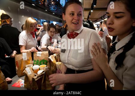 Mosca, Russia. 31st di gennaio, 2020 i lavoratori di McDonald's preparano il cibo per i visitatori all'interno del primo ristorante McDonald's in Russia, sulla Piazza Pushkin di Mosca, il giorno della celebrazione del 30th anniversario dell'apertura del primo ristorante della società in Unione Sovietica. Il giorno di apertura del primo ristorante fast food in URSS, McDonald's, vicino alla stazione della metropolitana Pushkinskaya, il 31 gennaio 1990, i visitatori hanno dovuto stare in piedi per diverse ore Foto Stock