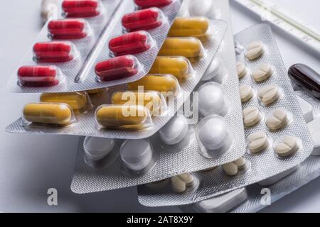 Un mazzo di blister di compresse, pillole coronavirus. Medicinali. Primo piano Foto Stock